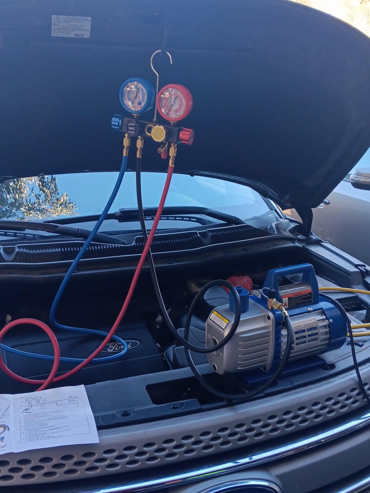 VIVOHOME 1/2 HP 5CFM 2 Stage AC Vacuum Pump and 4 Way Manifold Gauge Set | 110V HVAC Vacuum Pump Kit with Leak Detector 5ft Hoses for R134a R410a R12 R22 R502 Car Automotive Home Air Conditioning, Red customer photo 2