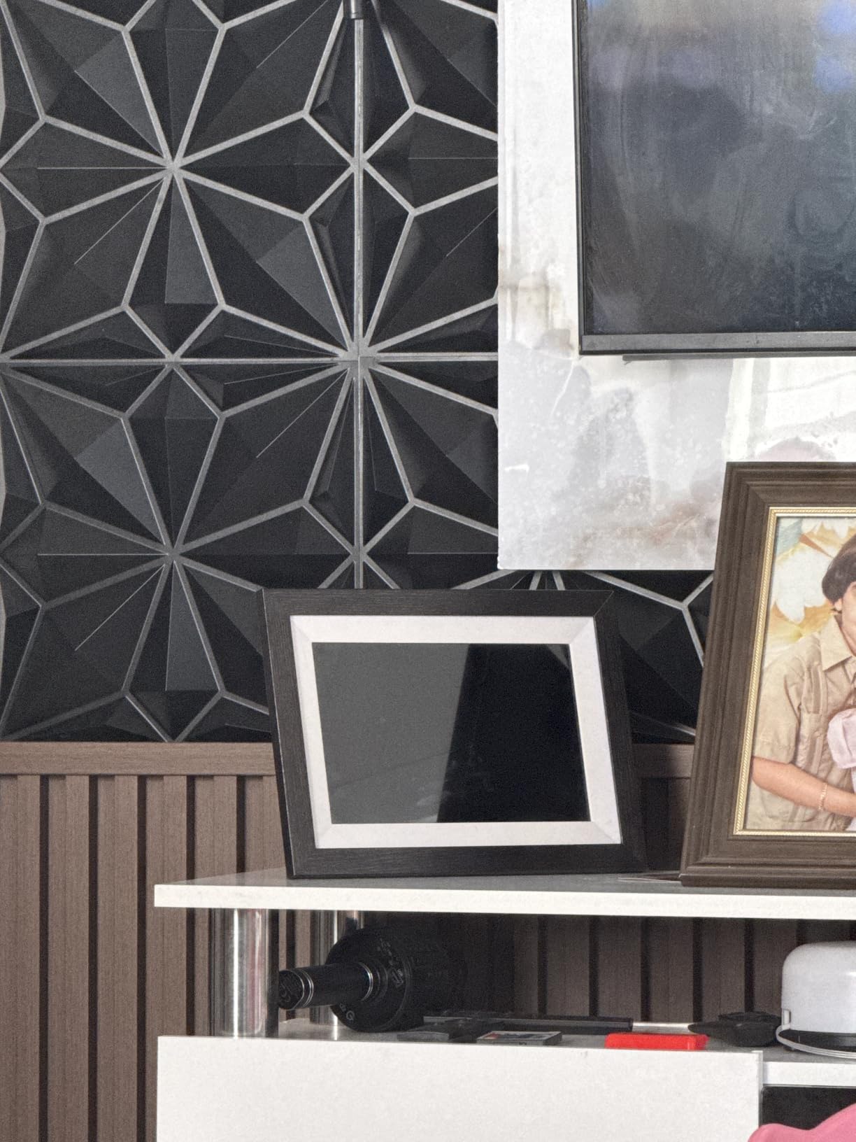Digital Picture Frame, 10.1 Inch Picture Frame with 1280*800 HD IPS Touch Screen, Smart Digital Photo Frame Built-in 32GB Memory, Auto-Rotate Easy Setup to Share Photos or Videos via AiMOR APP (Black) customer photo 2