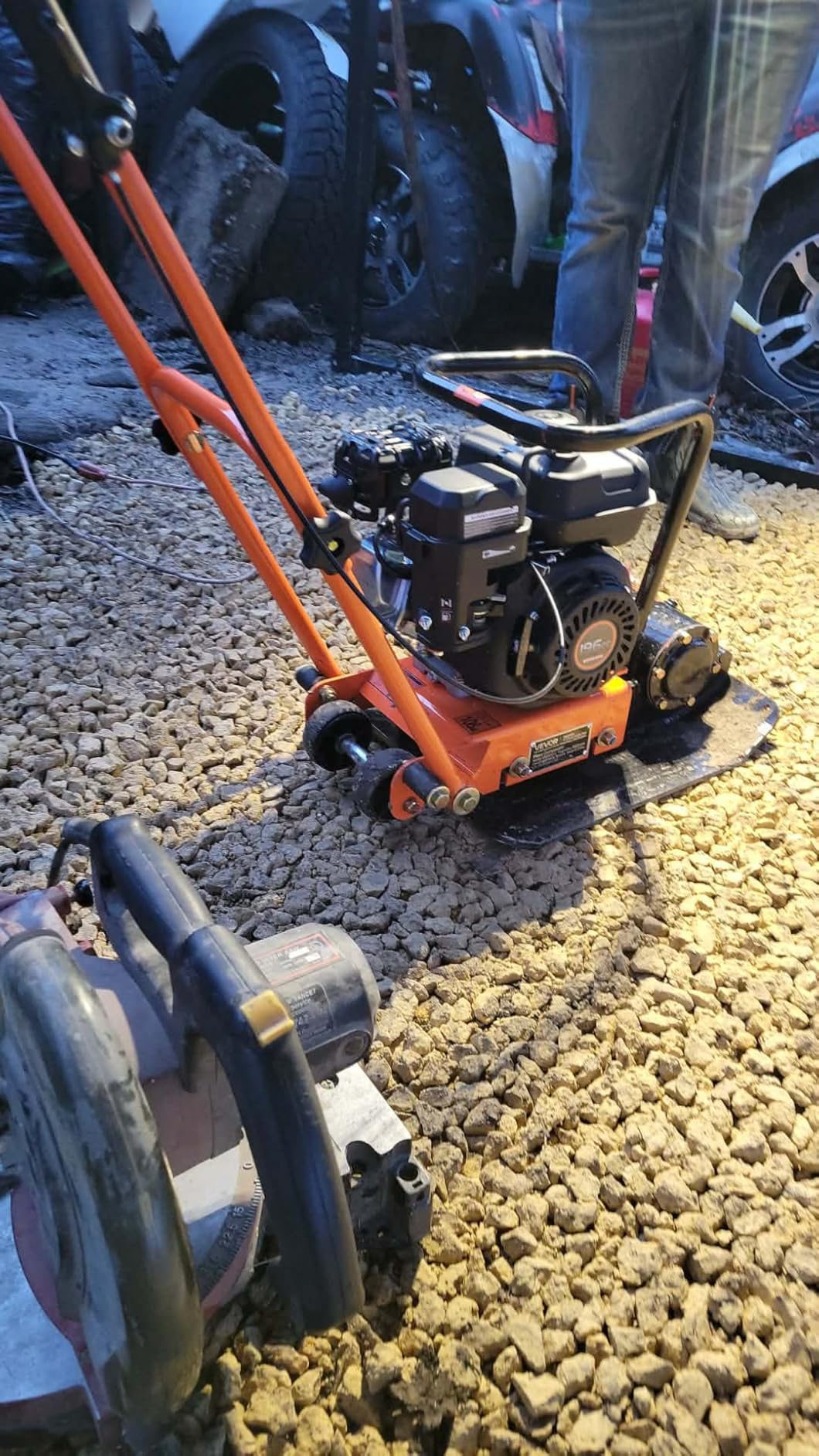 VEVOR Plate Compactor, 7 HP 196CC Gas Engine, 5400 VPM Vibrating Ground Rammer, 4440 lbs Compaction Force, 23 x 18 in Plate, Walk Behind Compactor for Paver Landscaping, Asphalt, Foundation, Soil customer photo 1