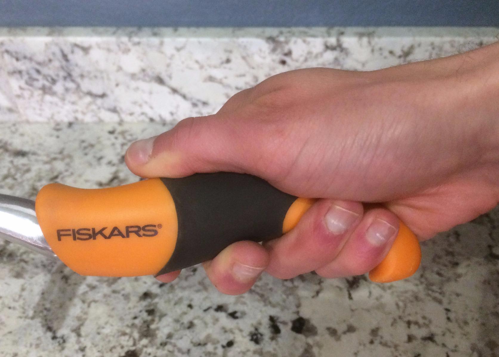 Fiskars Ergo Garden Cultivator, Hand Tool for Digging, Aerating & Weeding customer photo 1