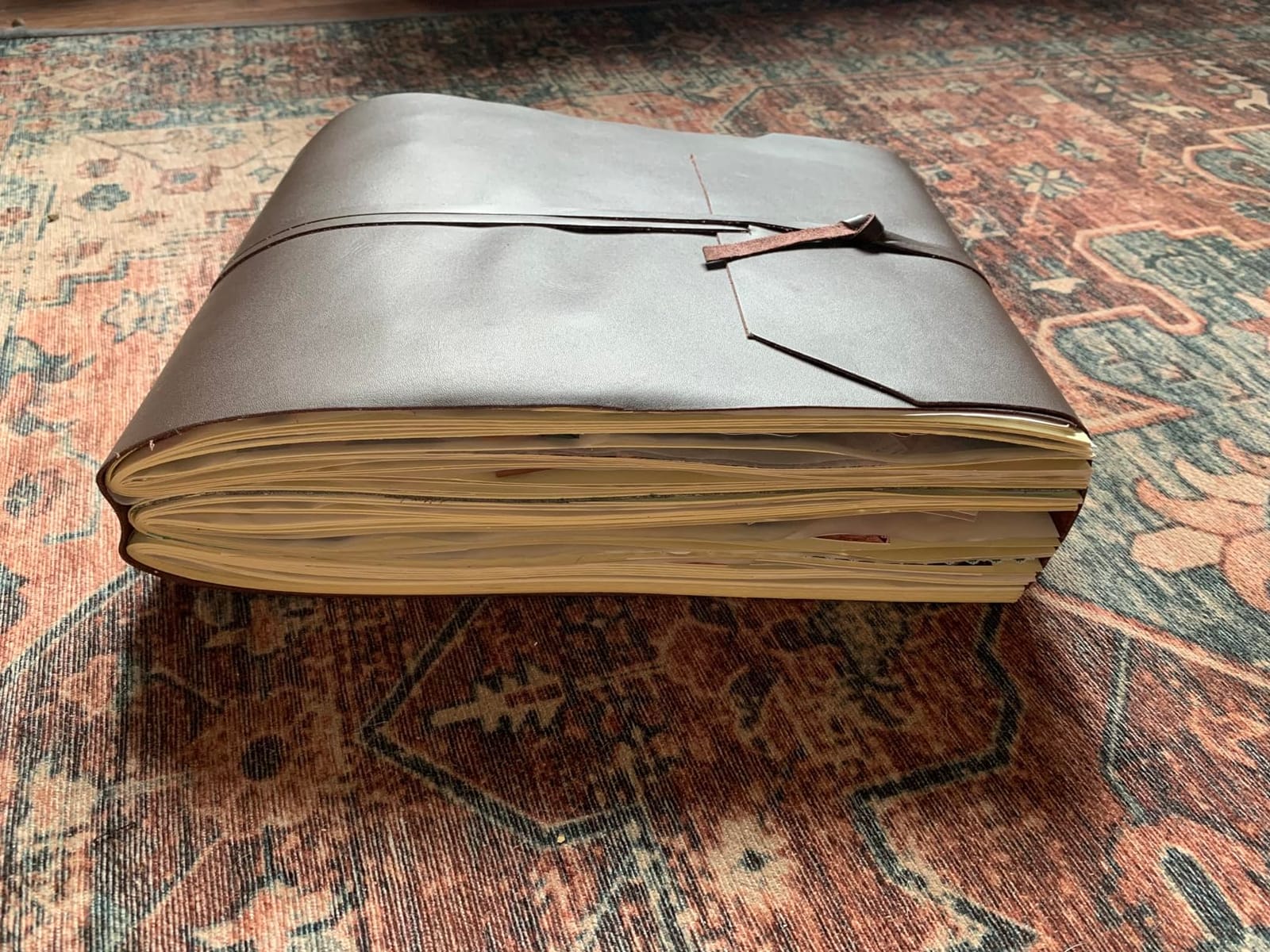 Large Genuine Leather Photo Album with Gift Box - Scrapbook Style Pages - Holds 400 4x6