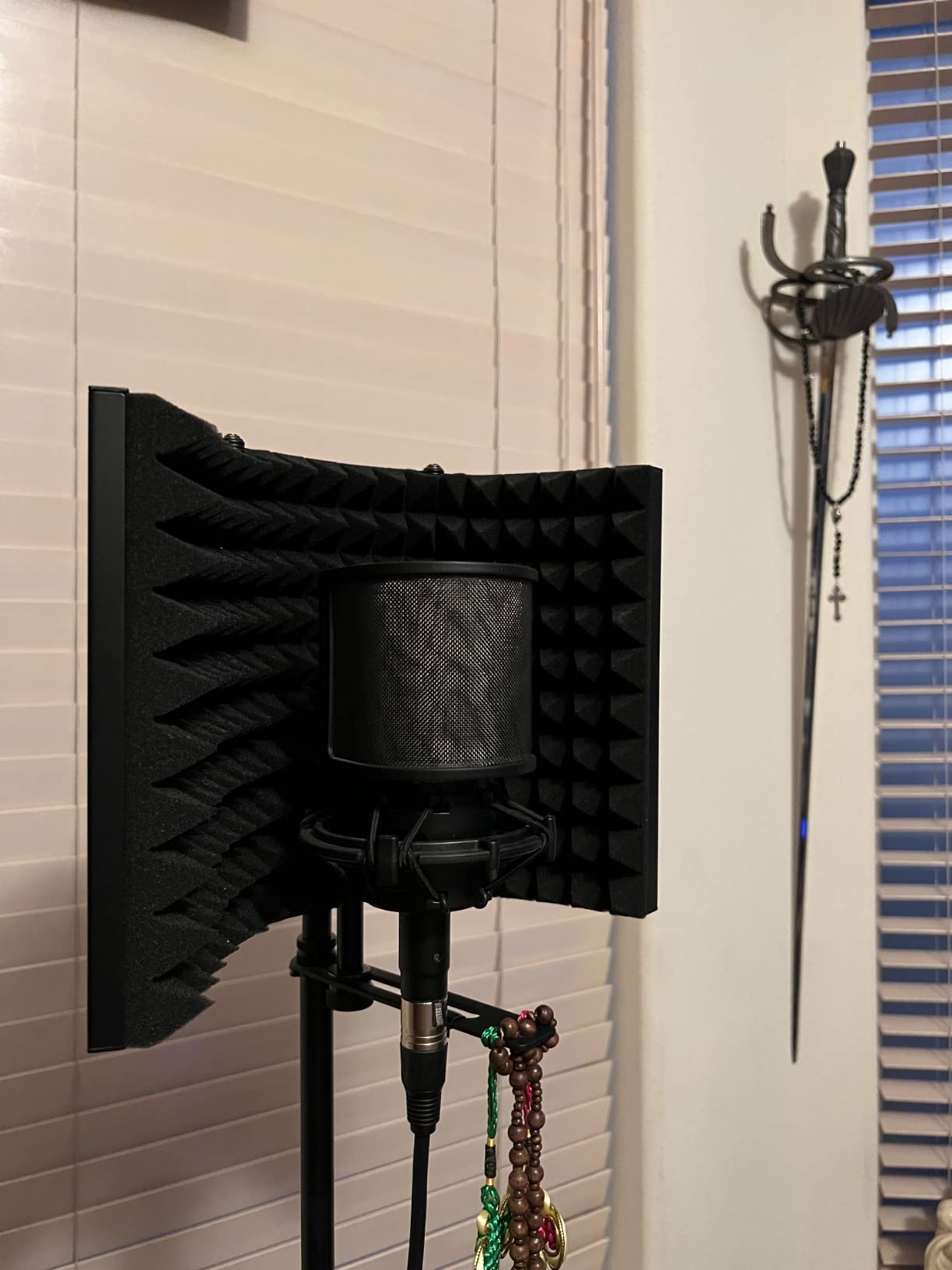 Aokeo Professional Studio Recording Microphone Isolation Shield,Suitable for Blue Yeti and Any Condenser Microphone Recording Equipment(AO-403) customer photo 2