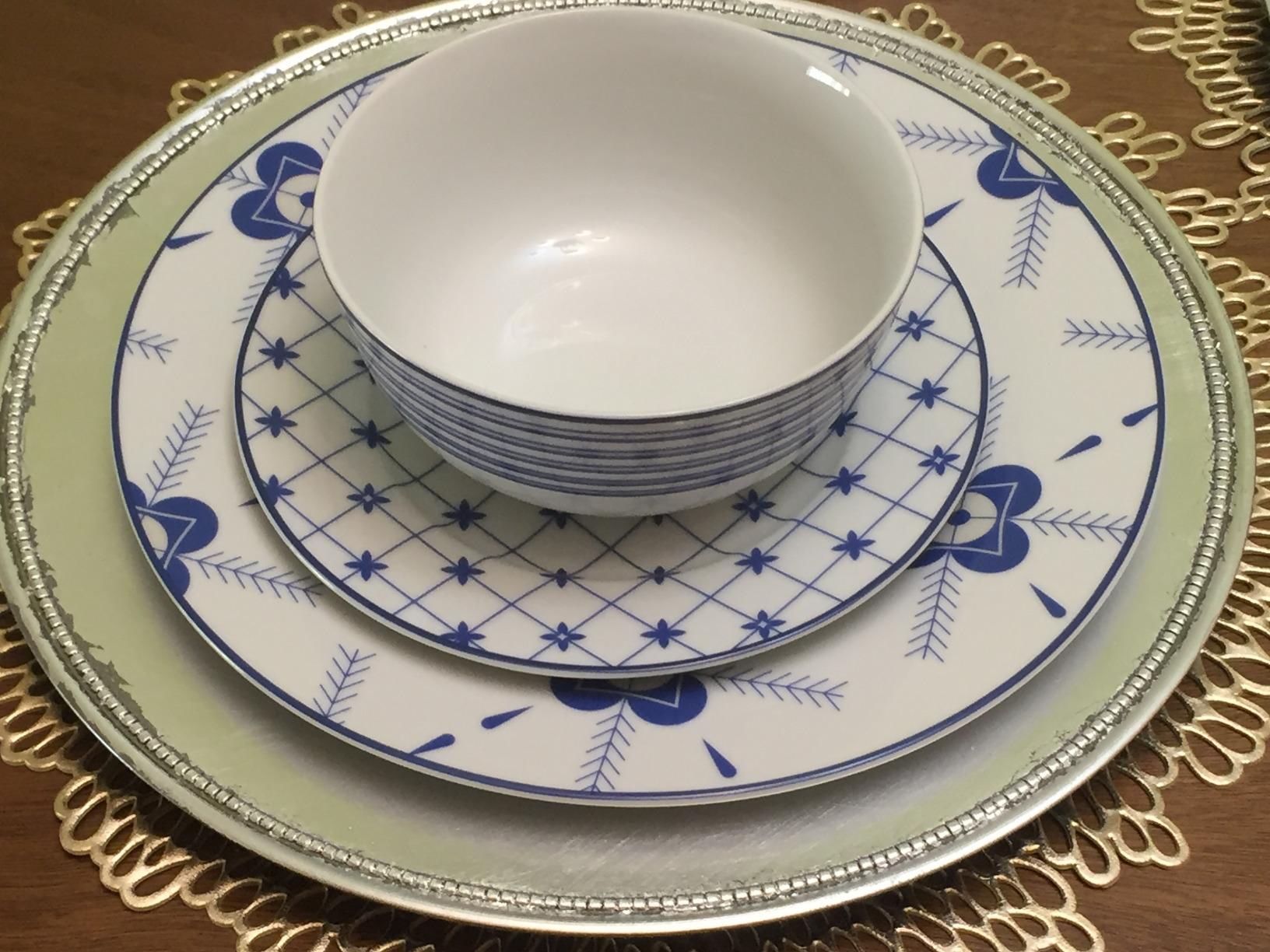 Amazon Basics 18-Piece Complete Kitchen Dinnerware Set, Microwave and Dishwasher Safe, Plates, Dishes, Bowls for Everyday Use, Service for 6, White Porcelain Coupe customer photo 2