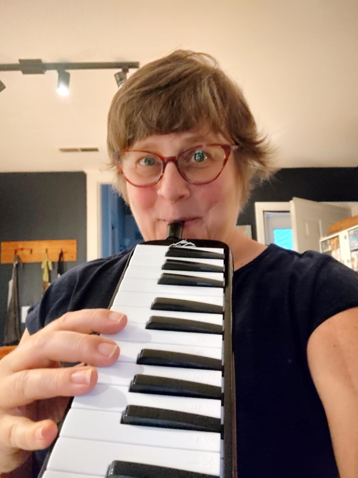 EastRock 32 Key Black Melodica Keyboard Soprano Piano Instrument with Case customer photo 2