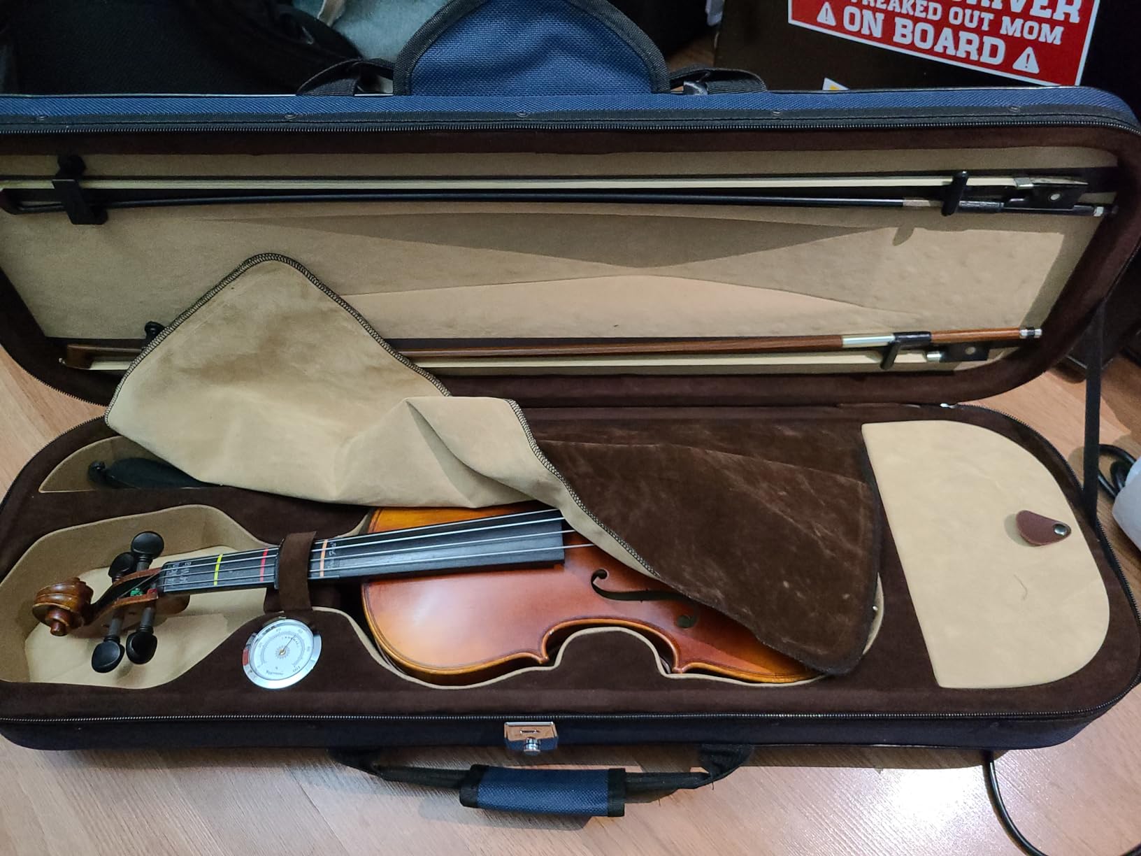 MI&VI NF-5001 Super Lightweight Sturdy Violin Travel Case 4/4 (Full Size) With Reflective Safety Strips | Hygrometer | Adjustable Shoulder Straps | Hard-Shell | High-Density Foam - MIVI Music (Black) customer photo 2