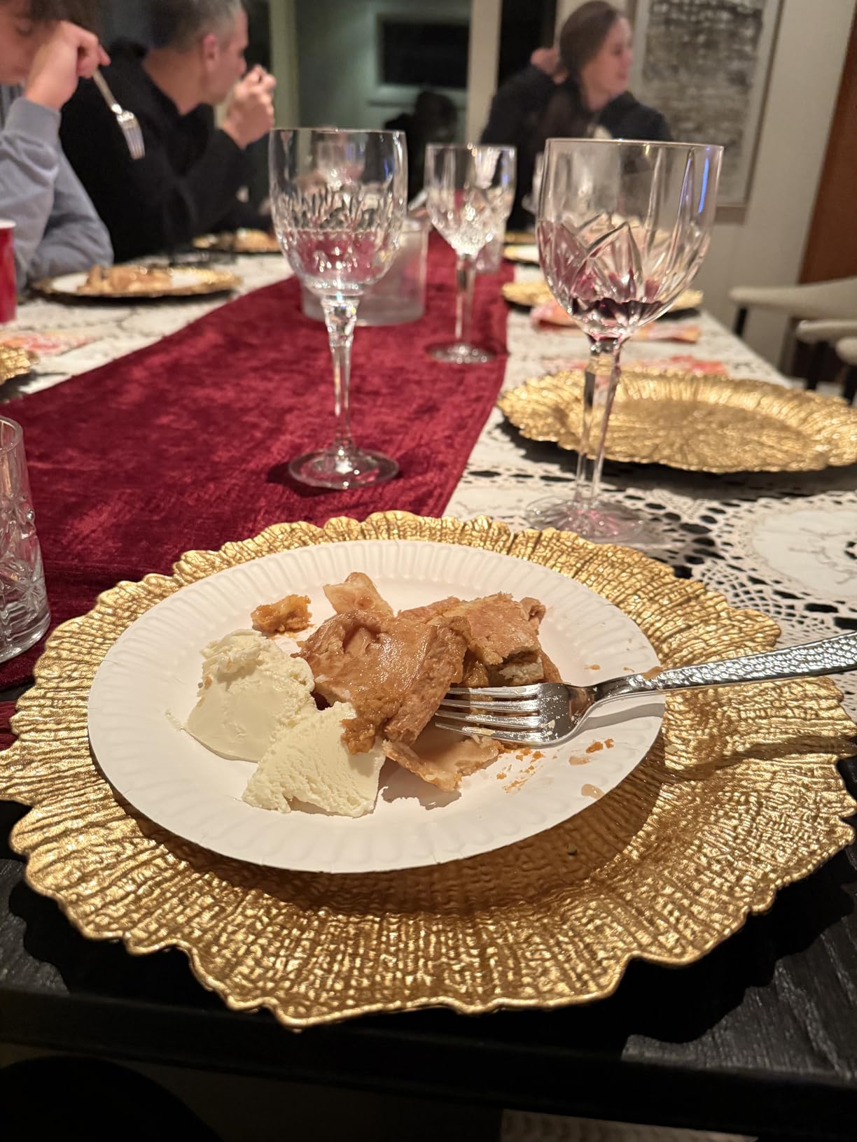 MAONAME Gold Charger Plates Set of 12, Reef Plate Chargers for Dinner Plate, Round Plastic Table Chargers for Thanksgiving, Christmas customer photo 2