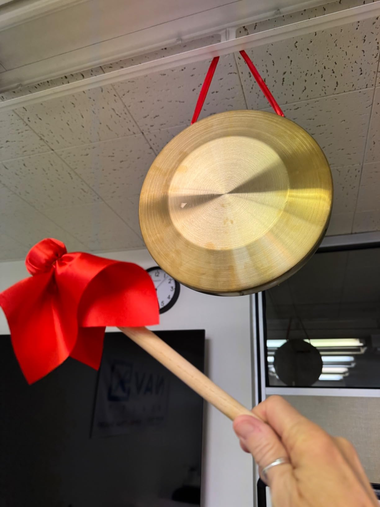 RUIMIMI Gong Instrument with 16.4 inch(42cm),Chinese Traditional Percussion Instrument Brass Gong with Wooden Mallet and Red Hanging Ribbon for Home Office Celebration customer photo 1