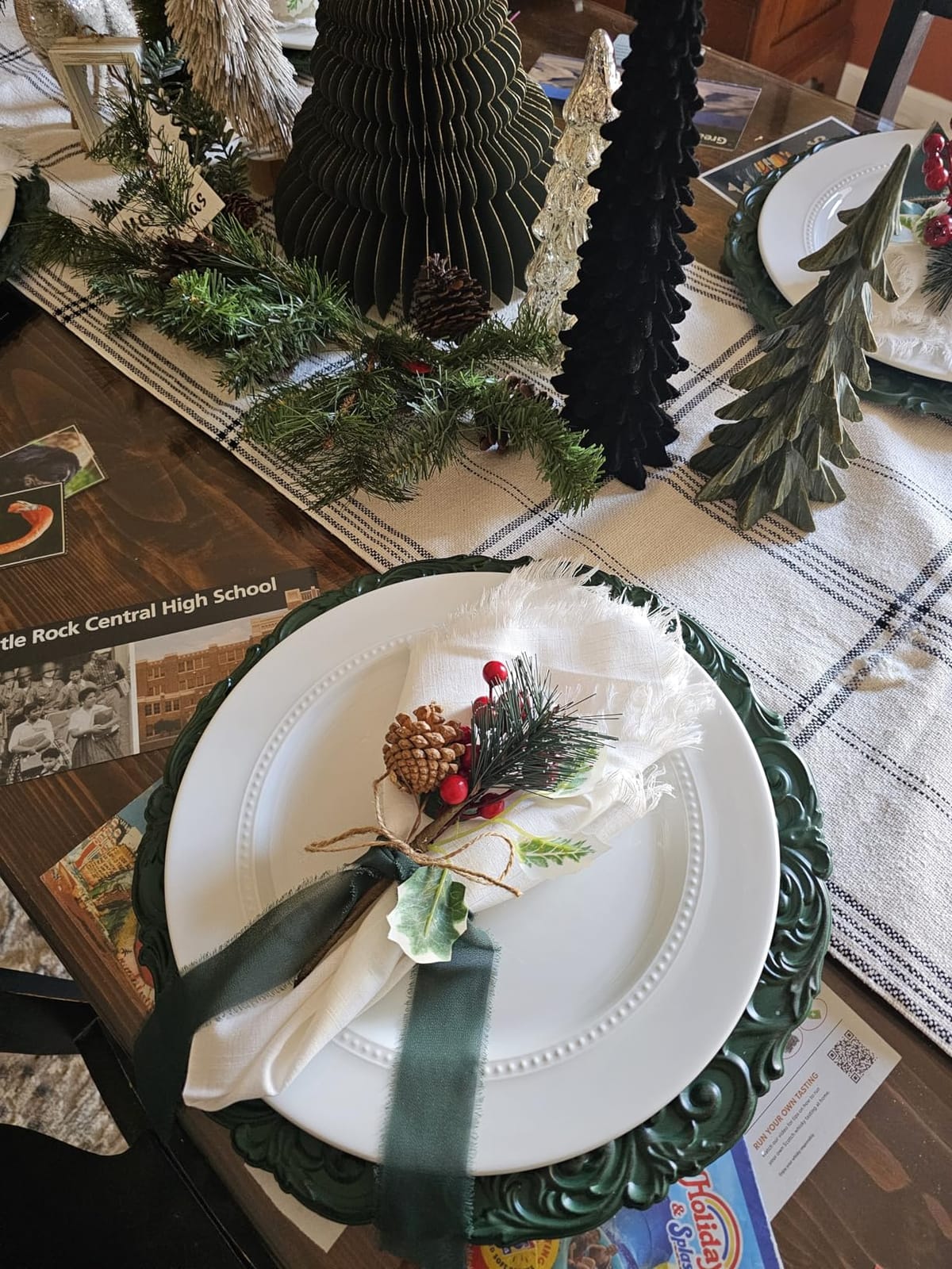 Antique Charger Plates, 13 Inch White Dinner Plate Chargers Round Server Ware. Set of 6 Plastic Embossed Charger for Dinner, Party, Wedding, Elegant Tableware Decoration. (White) customer photo 2