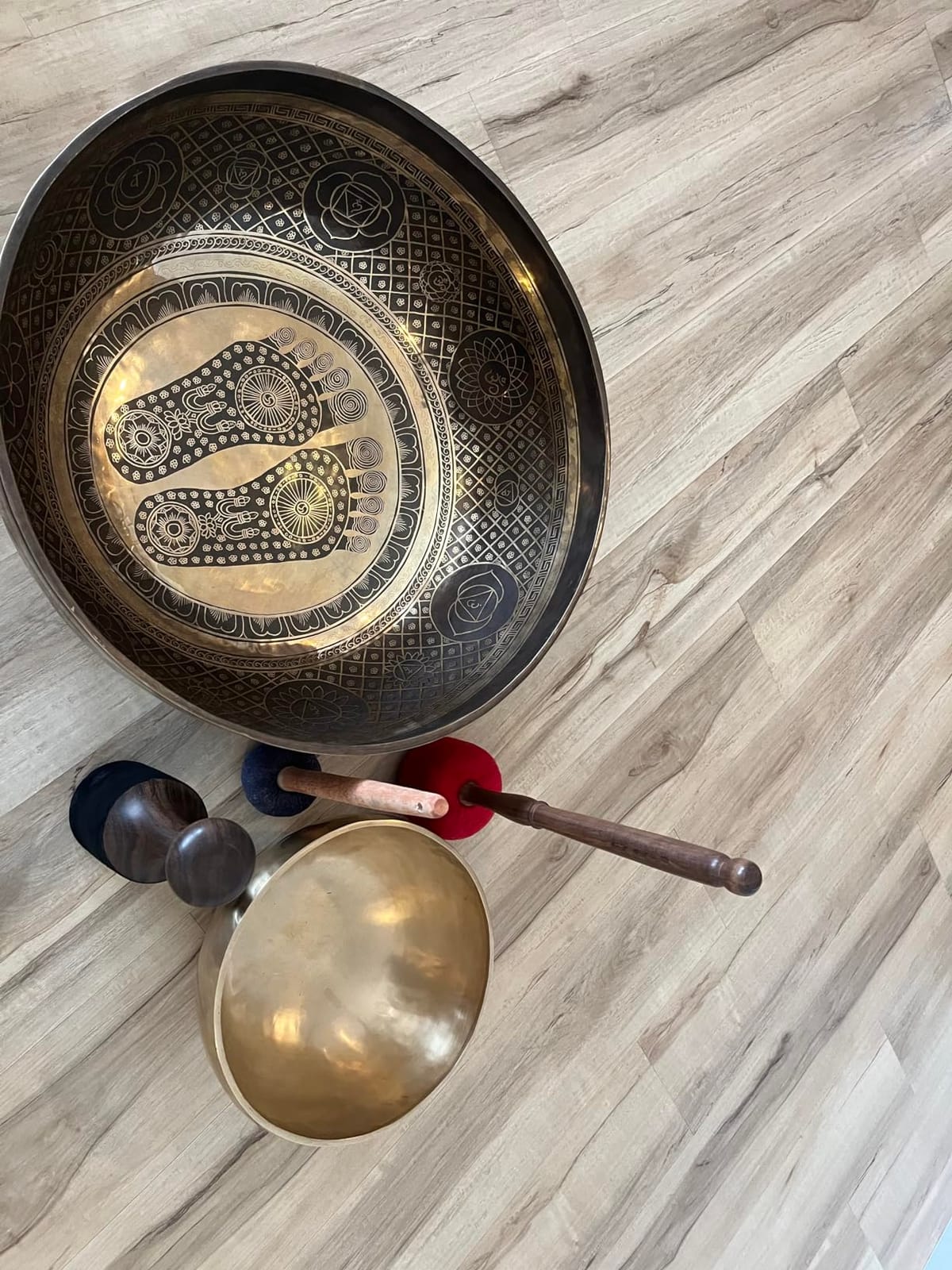 Large Singing Bowl - 21 Inches in Diameter - Foot Singing Bowl to Stand In Etched by Artisans from Nepal - For Healing, Sound Bath, Yoga, Relaxation, and Meditation customer photo 1