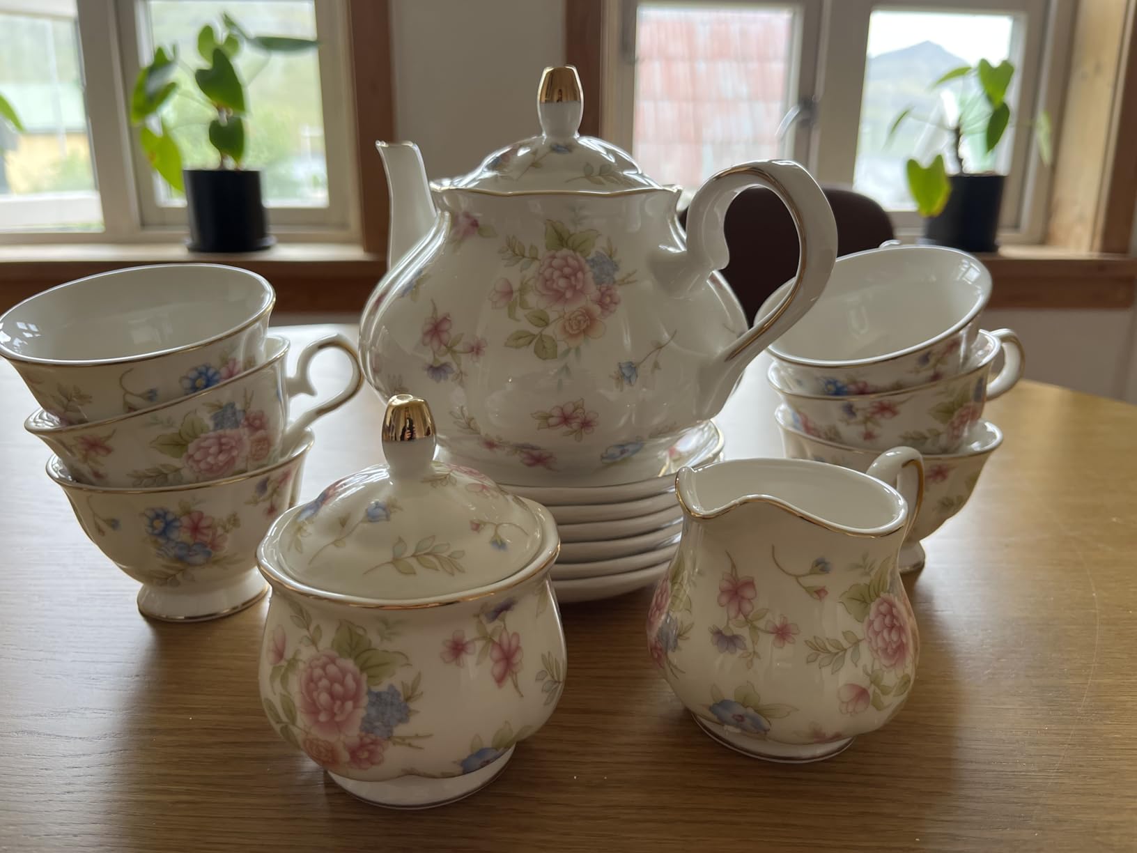 Sweejar Porcelain Tea Set Vintage Floral, British Relief Gold Rim Teapot Cup and Saucer Sets, 22-Piece Tea Sets for Adults, with Teapot, Sugar Bowl, Milk Jug, Spoons, Cup and Saucer (Small Flower) customer photo 1