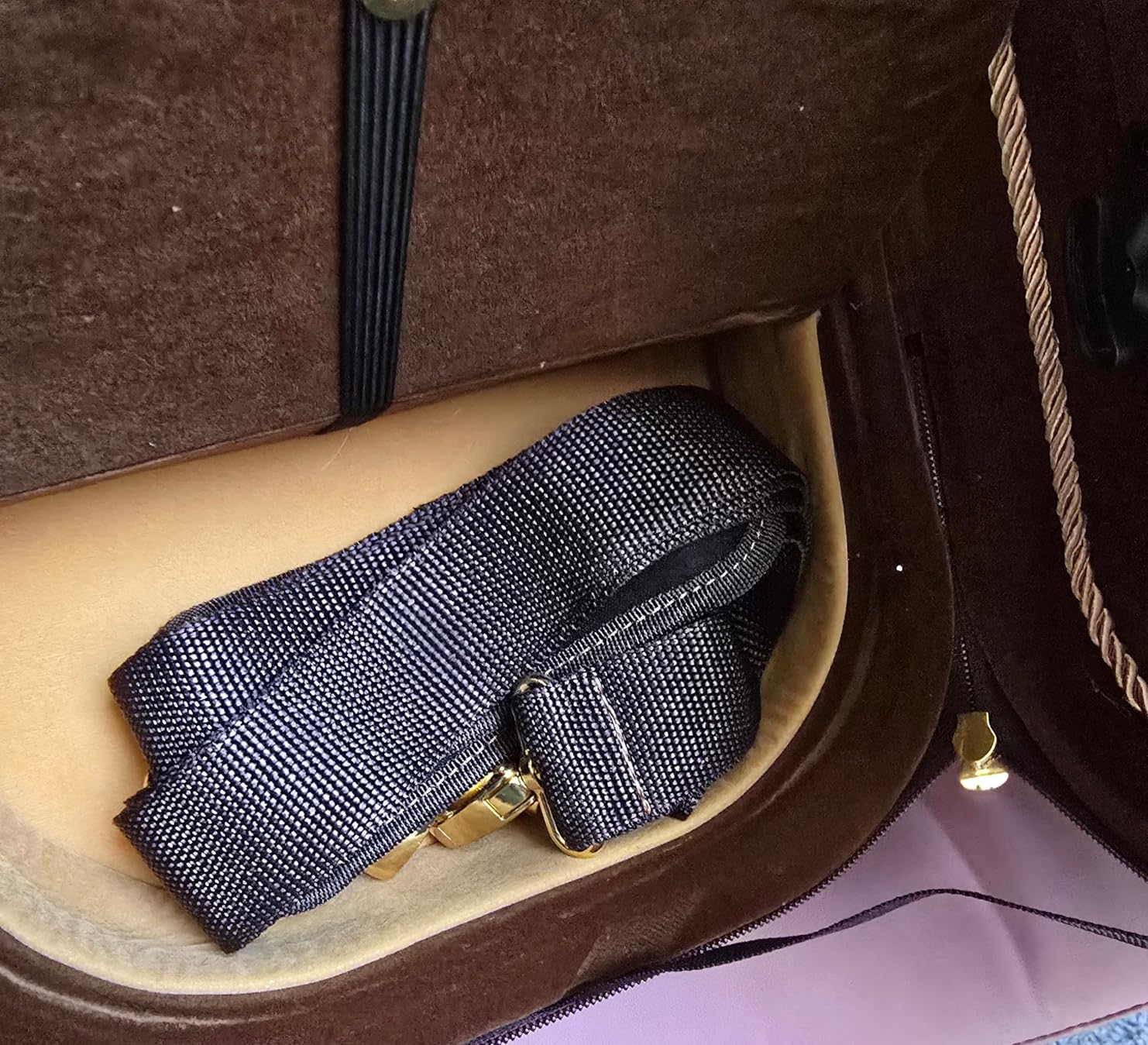 VEVOR 4/4 Full Size Violin Case, Built-in Hygrometer, Lightweight Portable Travel Carrying Bag, with Plush Lining, Shoulder Straps, Anti-Scratch, Professional Oblong Shape, for Violin, Black customer photo 1