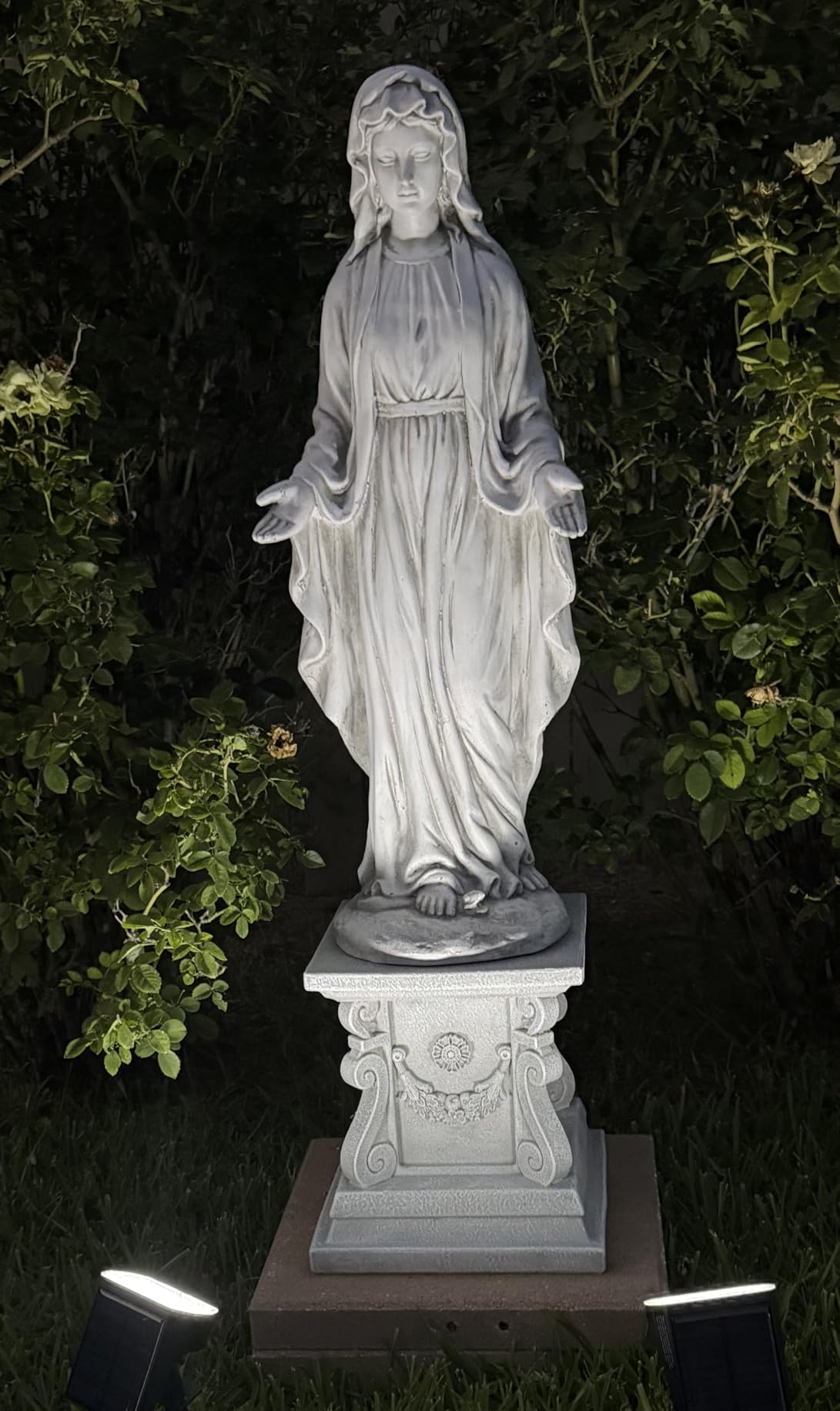 Decorative Roman Column Pedestal, English Rosette Indoor Outdoor Sculptural Garden Plinth Base Statue Riser, Weatherproof Sturdiness Plinth Base Statue Riser for Statues, Flower Pots, Decor, Cast Stone Resin (1458) customer photo 1