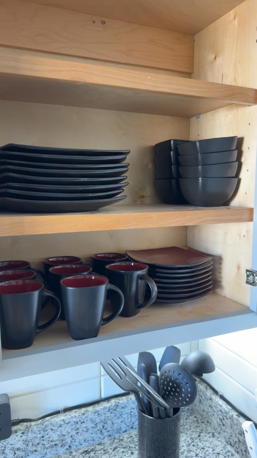 Gibson Elite Island Bay 12-Piece New Bone China Dinnerware Set Service for 4, Reactive Glaze Plates and Bowls, Dishwasher and Microwave Safe, Black and Cream customer photo 2