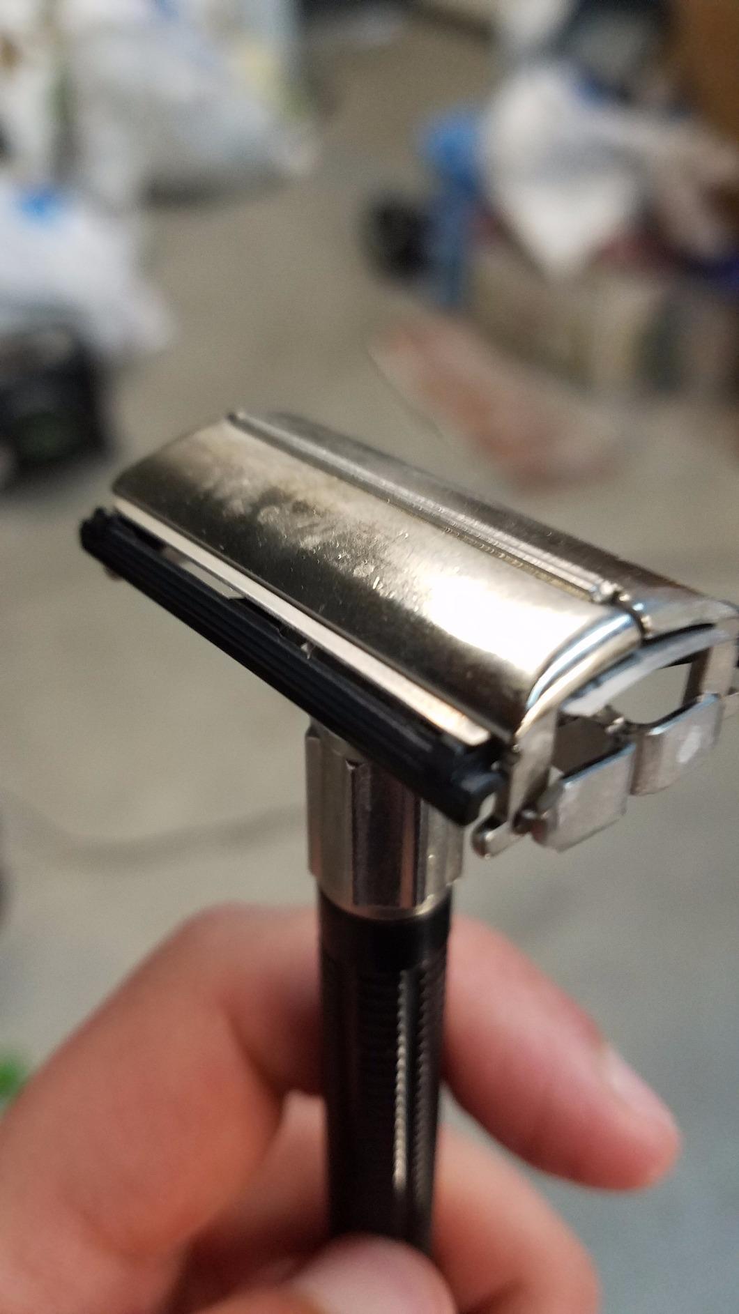 Feather Popular Double Edge Razor - Traditional Butterfly Safety Razor for Close Shaving - For Men, Wet Shavers & Barbers - Includes 2 Hi-Stainless Replacement Blades - Made in Japan customer photo 2