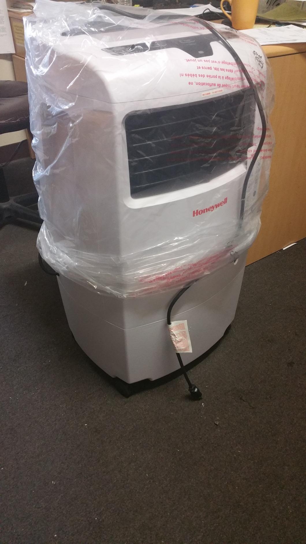 Honeywell 500 CFM Indoor or Outdoor Portable Evaporative Cooler, Fan, and Humidifier for Living Room, Patio, Garage, Deck, and Bedroom, 115V, Swamp Cooler for Rooms up to 300 Sq. Ft. with Remote, Gray customer photo 2
