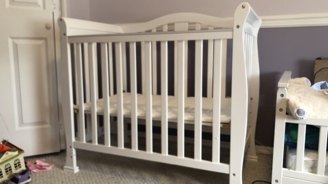 Dream On Me Addison 4-in-1 Convertible Mini Baby Crib in White, GreenGuard Gold & JPMA, Non-Toxic, Pinewood, Converts to Mini Daybed & Twin Bed, 1″ Mattress Pad, for Best for Small Nursery customer photo 1