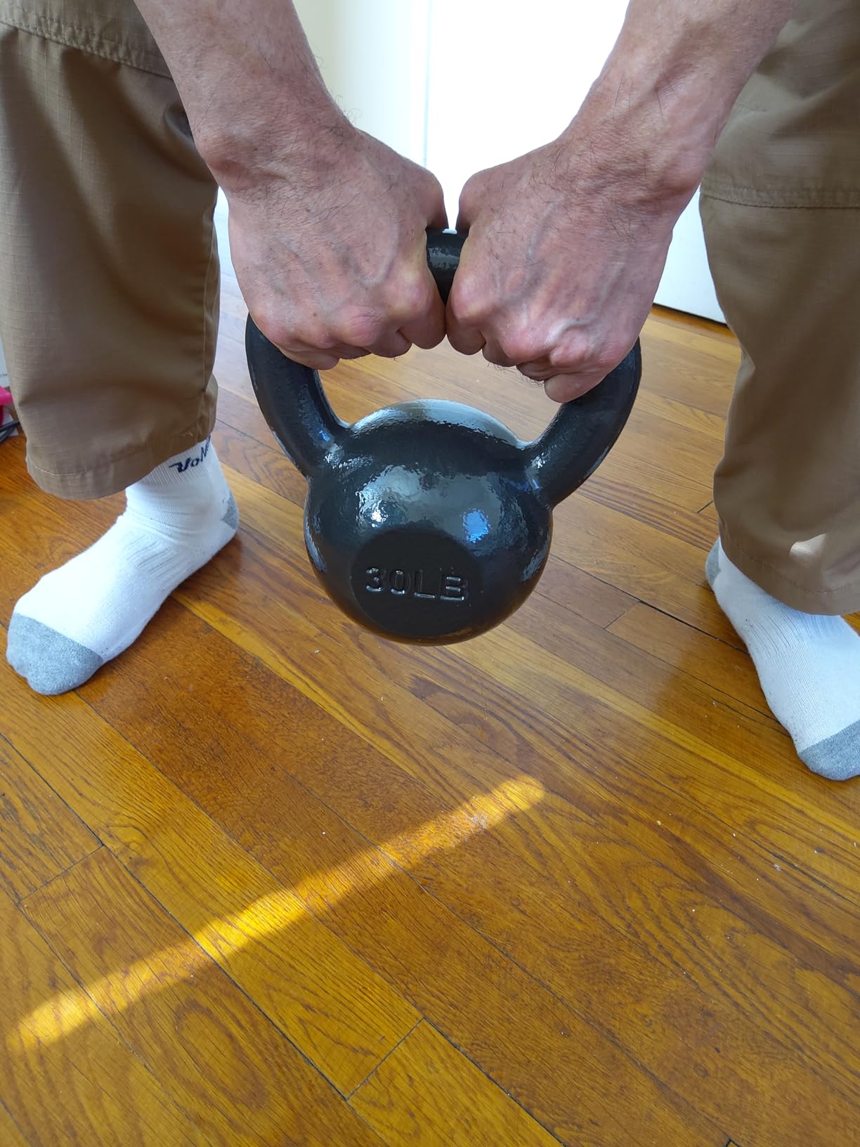 Amazon Basics Cast Iron Kettlebell for Strength Training, Textured Wide Handle, Black customer photo 1