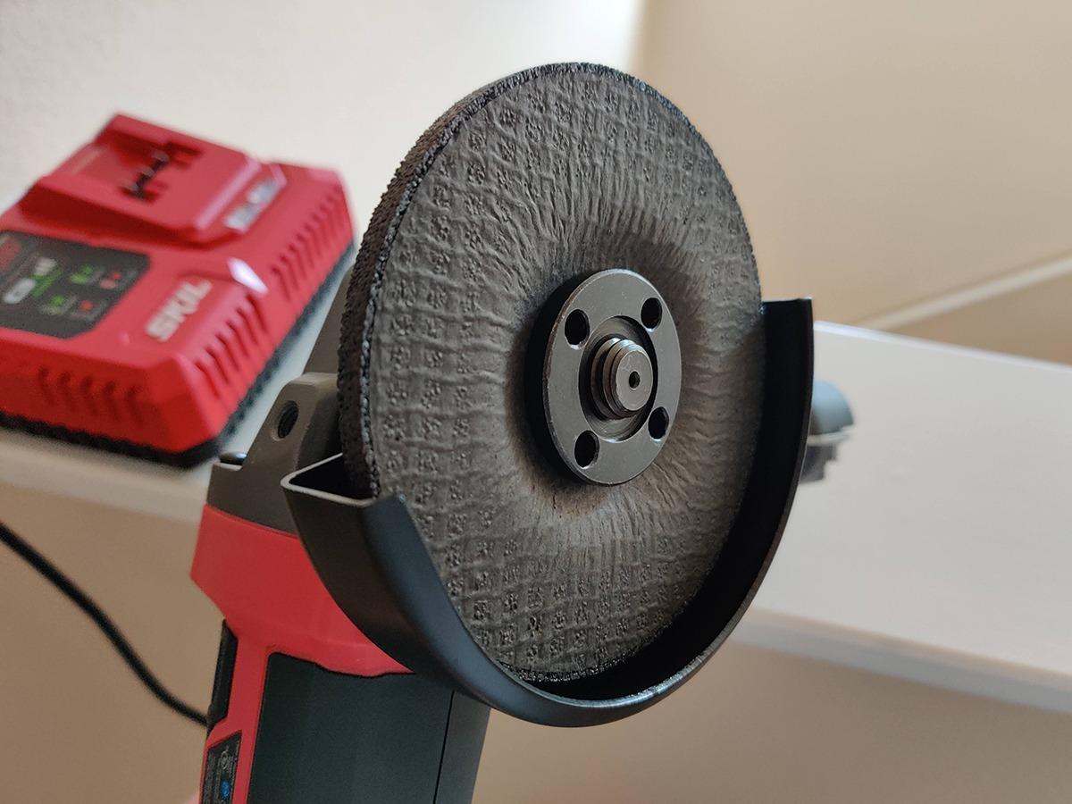 SKIL PWR CORE 20 Brushless 20V 4-1/2-Inch Angle Grinder Kit, Includes 5.0Ah Battery, PWRJump Charger and PWRAssist USB Adapter - AG2907-1A customer photo 1