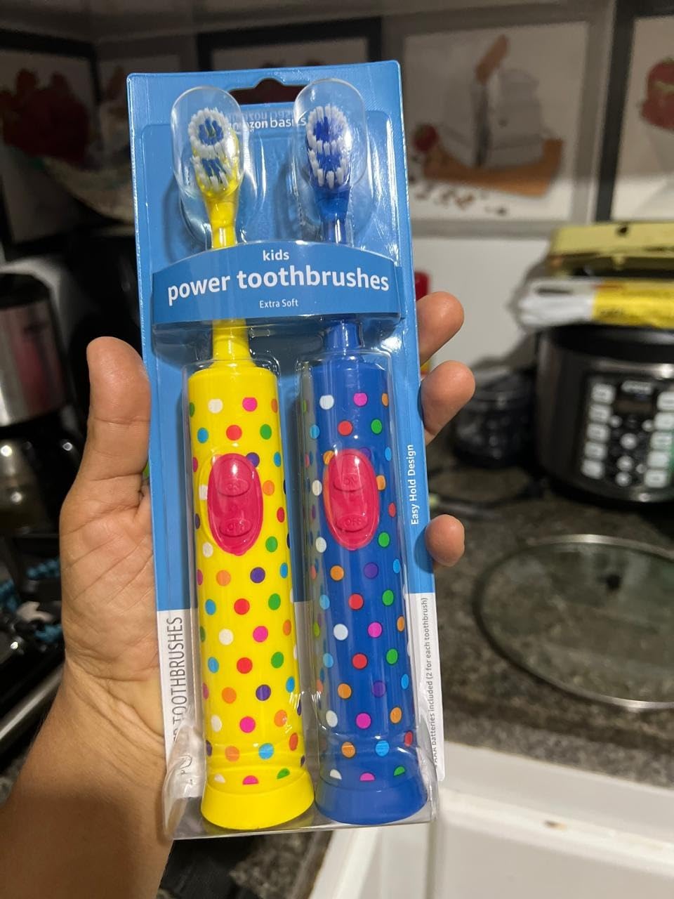 Amazon Basics Kids Battery Powered Toothbrush, 2 Count, 1 Pack, Packaging May Vary customer photo 1