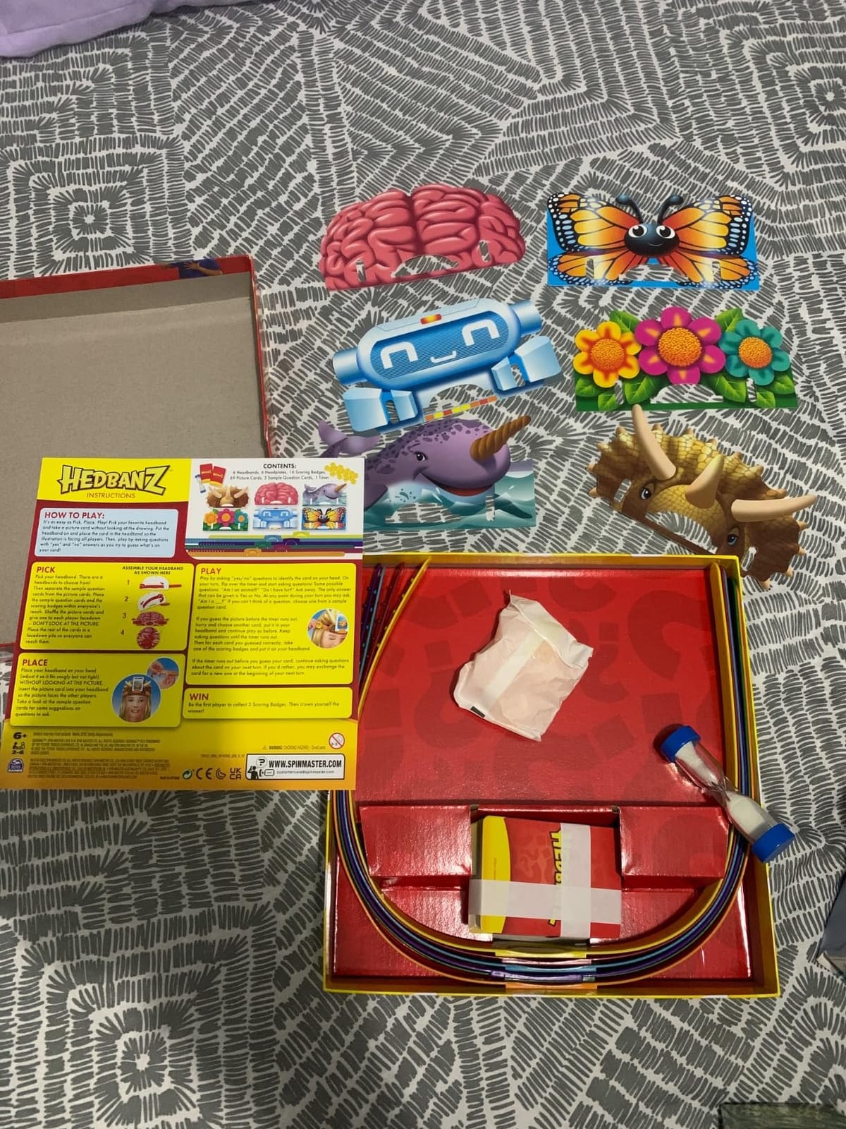 Spin Master Games Hedbanz Picture Guessing Game for Family Game Night customer photo 2