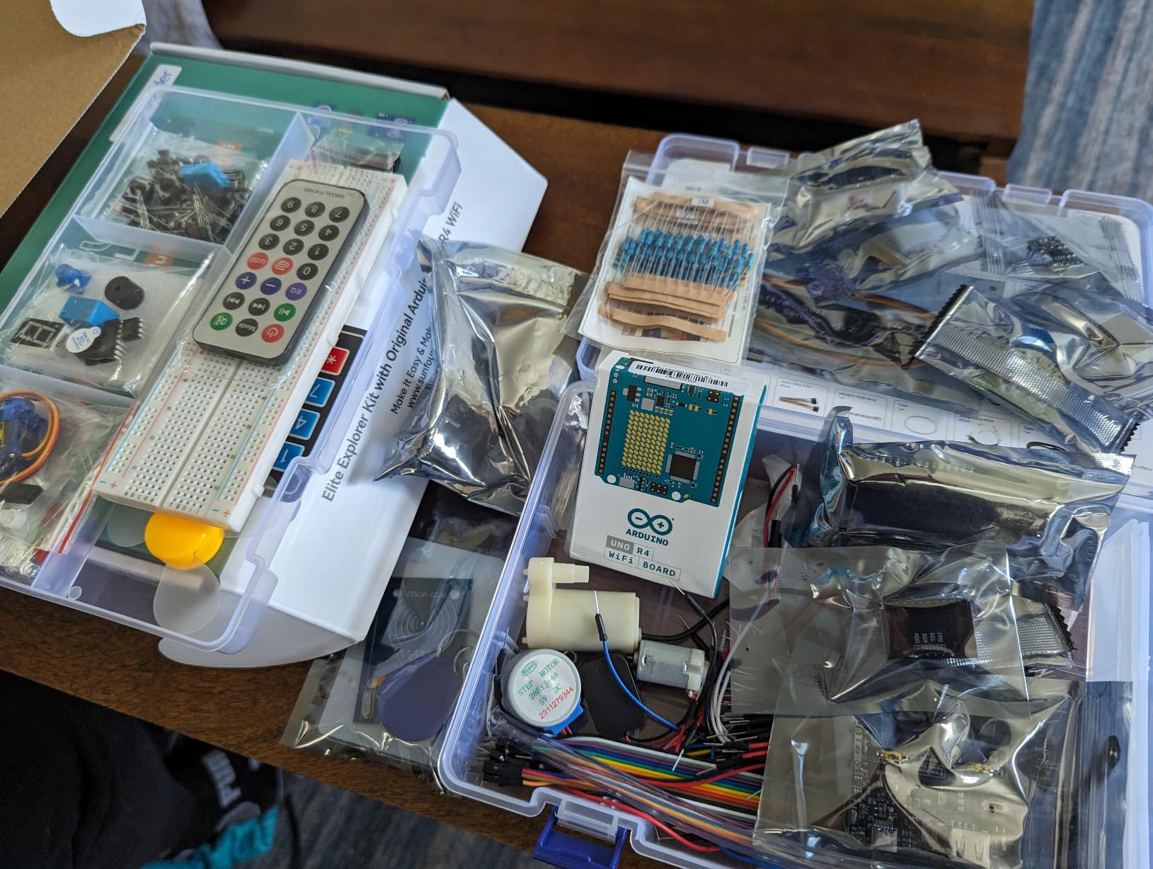 SunFounder Elite Explorer Kit with Original Arduino Uno R4 WiFi, RoHS Compliant, Bluetooth IoT ESP32 IIC LCD1602 OLED, Super Starter Kit, Online Tutorials & Video Courses for Beginners & Engineers customer photo 1