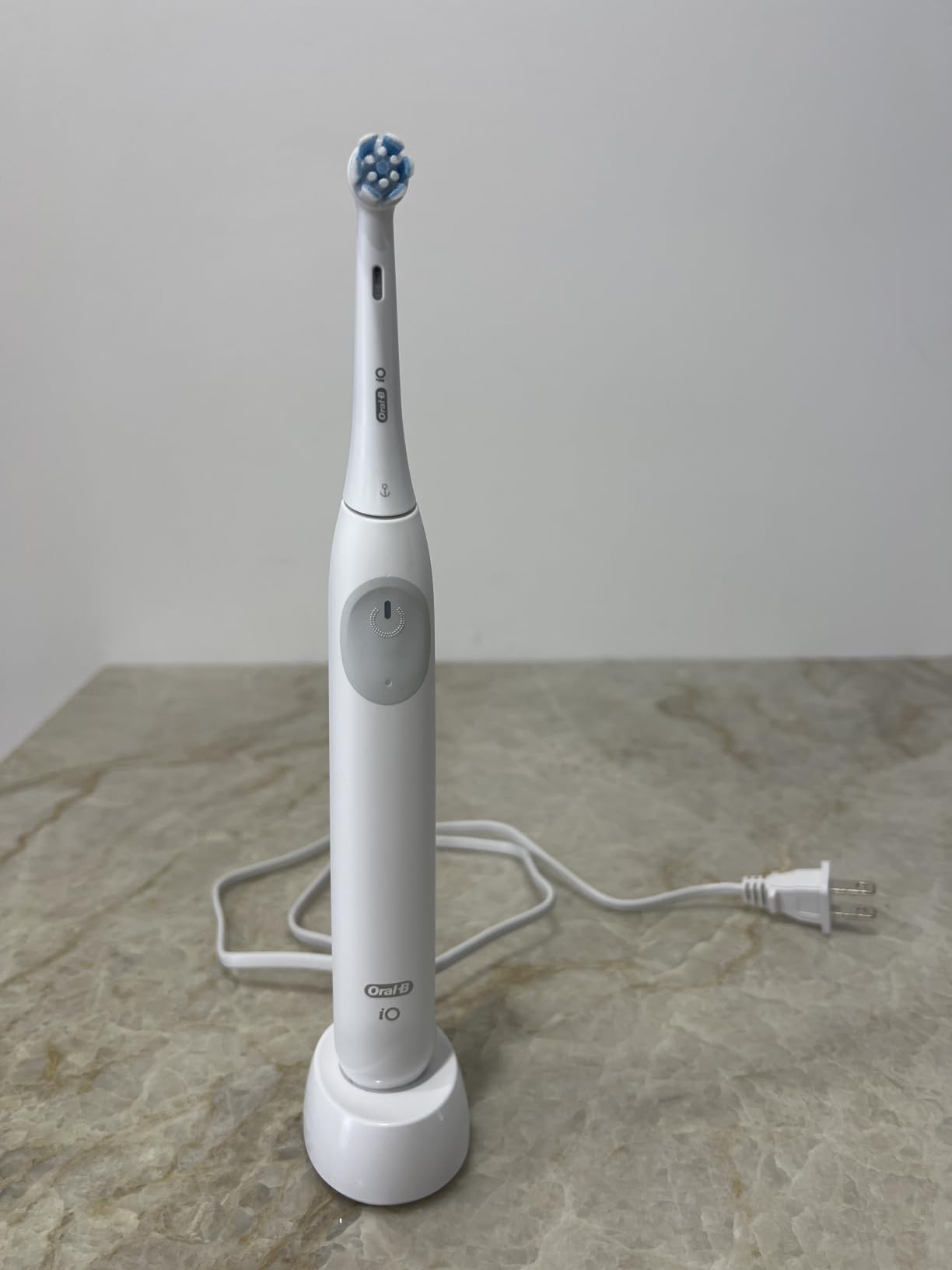 Oral-B Rechargeable Electric Toothbrush, iO2 Starter Kit, 3 Cleaning Modes, Automatic Pressure Sensor to Protect Gums, 2 Brush Heads, Pure White customer photo 1