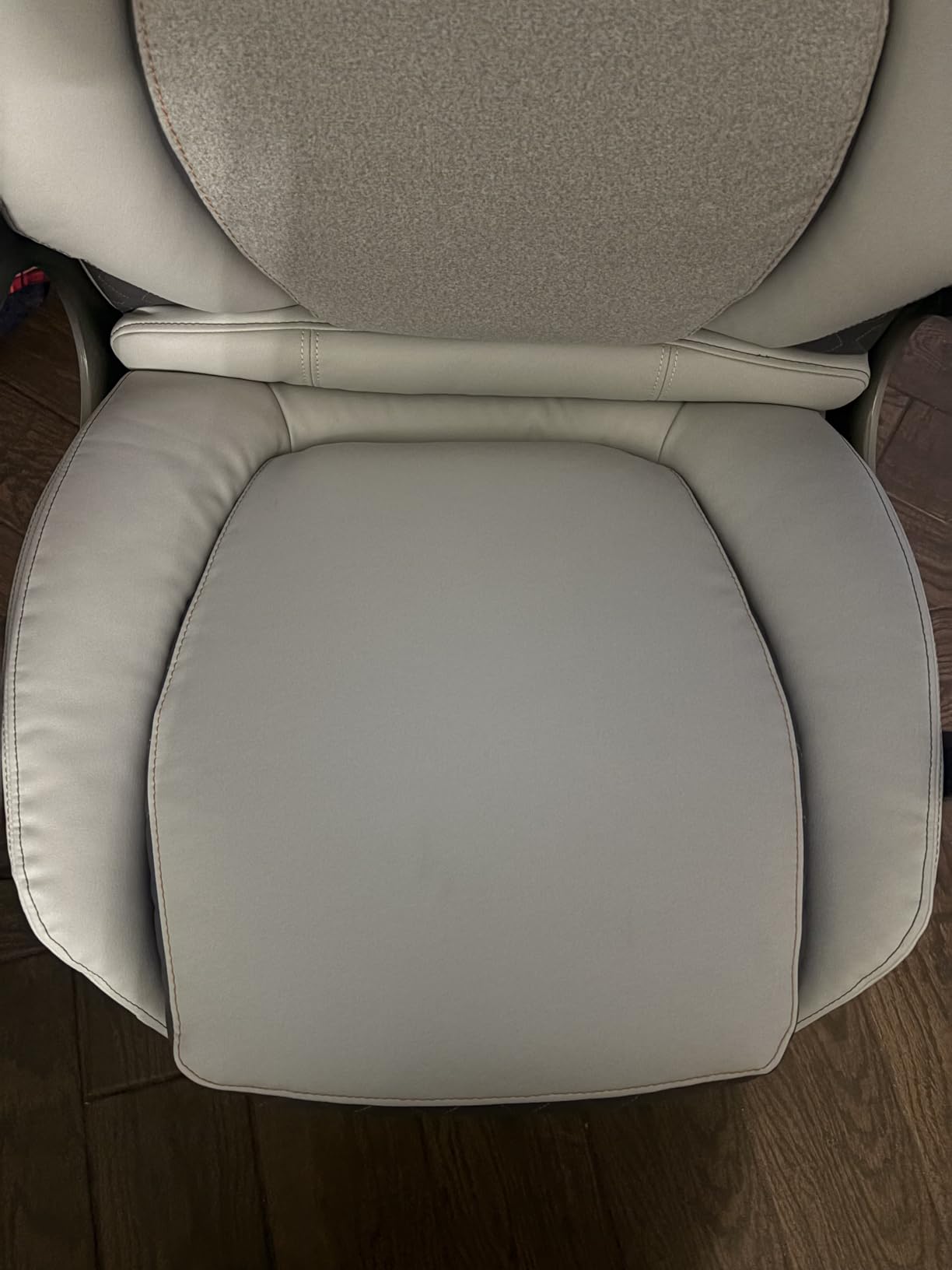 Sharper Image S600 Active Lumbar Ergonomic Bonded Leather Swivel Executive Massage Chair, White/Gray customer photo 2
